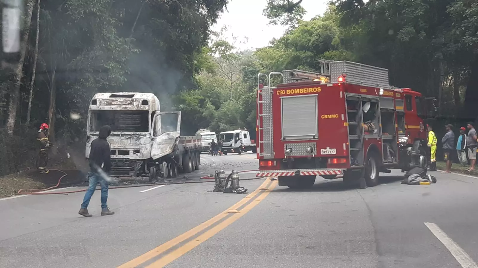 Carreta com pane mecânica pega fogo na BR-040 em Juiz de Fora e interdita parte da rodovia